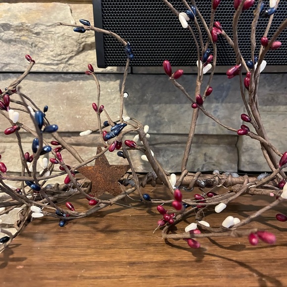 Pip Berry garland, table runner and mat - Picture 10 of 11